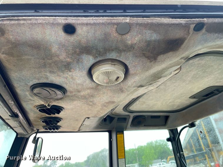 image for item LY9586 1995 New Holland 6640 Tiger Special  tractor