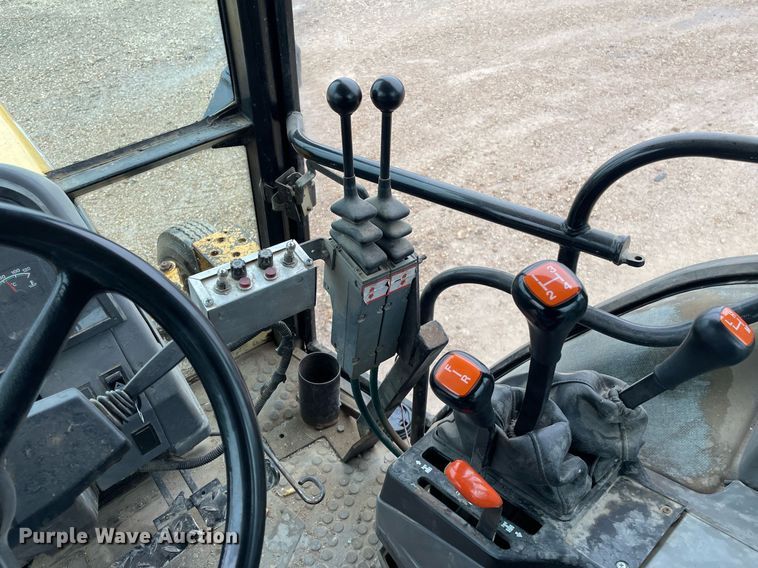 image for item LY9586 1995 New Holland 6640 Tiger Special  tractor