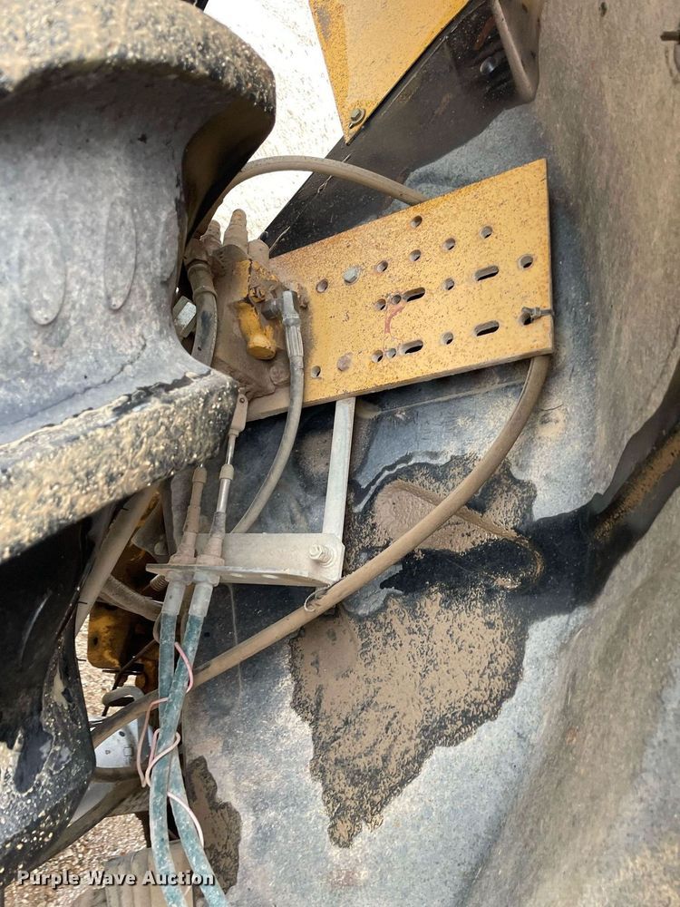 image for item LY9586 1995 New Holland 6640 Tiger Special  tractor