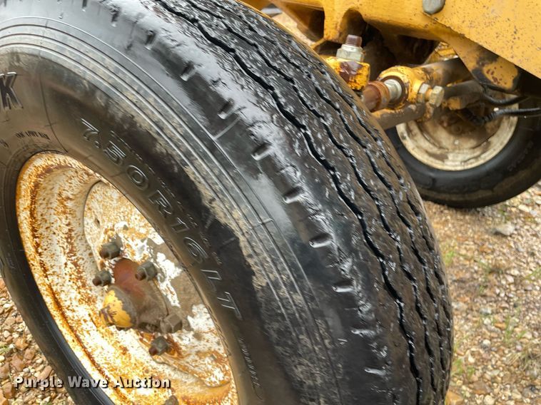 image for item LY9586 1995 New Holland 6640 Tiger Special  tractor