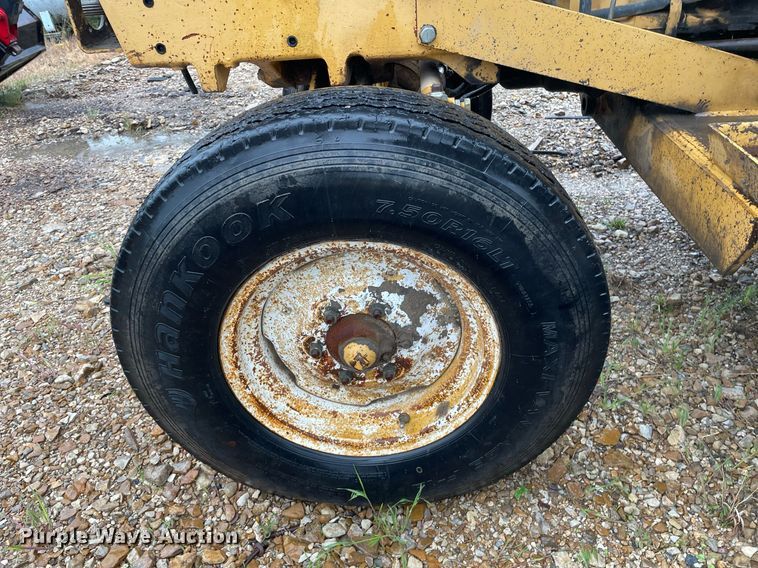 image for item LY9586 1995 New Holland 6640 Tiger Special  tractor