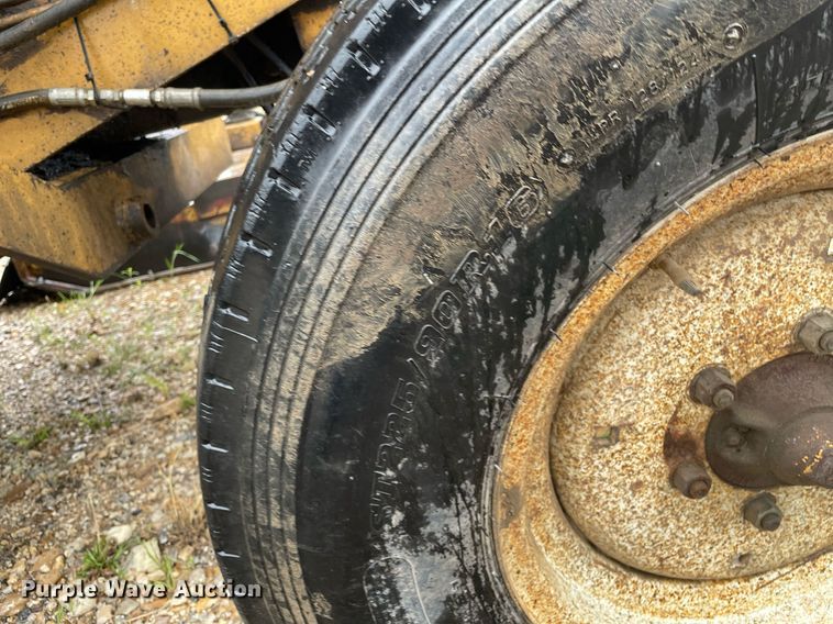 image for item LY9586 1995 New Holland 6640 Tiger Special  tractor