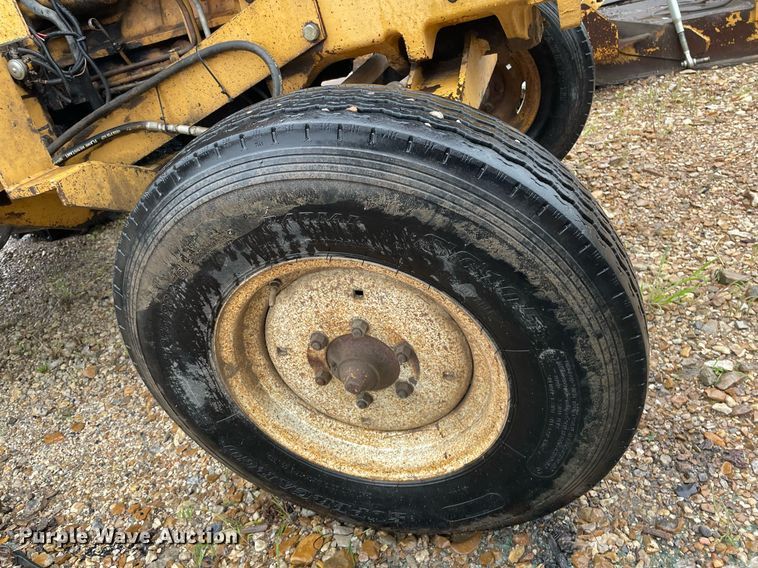 image for item LY9586 1995 New Holland 6640 Tiger Special  tractor