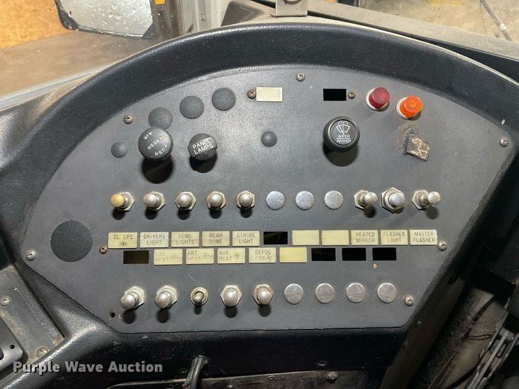 image for item LY9591 1999 International 3800  school bus