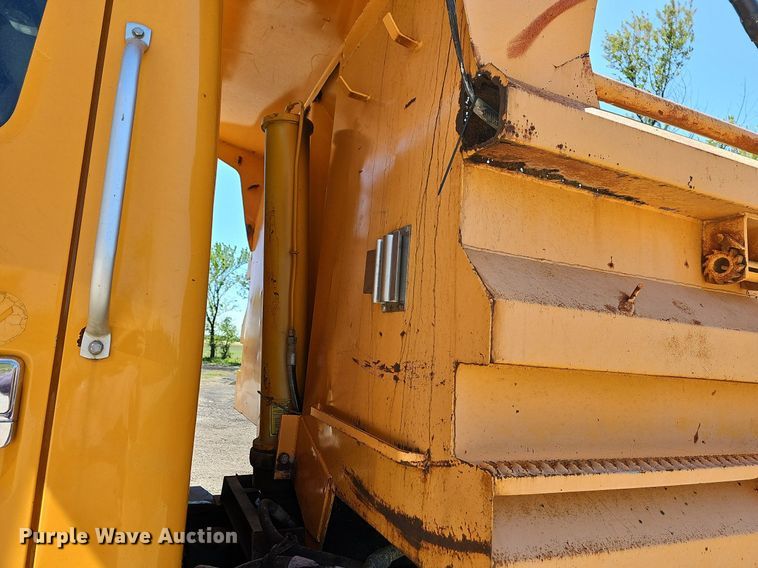 image for item MC9023 2002 International 2554  dump truck