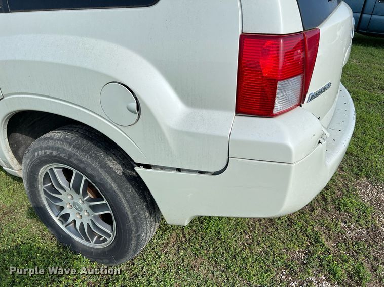 image for item MF9937 2004 Mitsubishi Endeavor  SUV