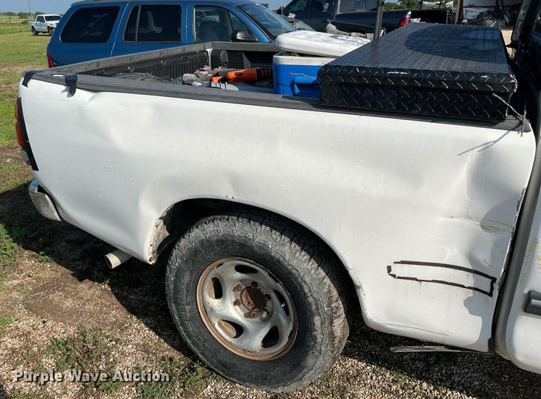 image for item MF9950 2001 Toyota Tundra SR5  Access Cab pickup truck