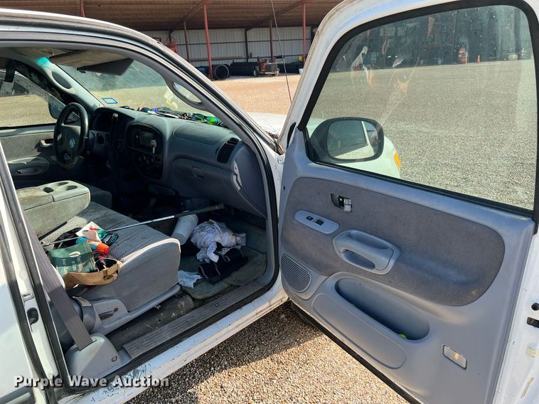 image for item MF9950 2001 Toyota Tundra SR5  Access Cab pickup truck