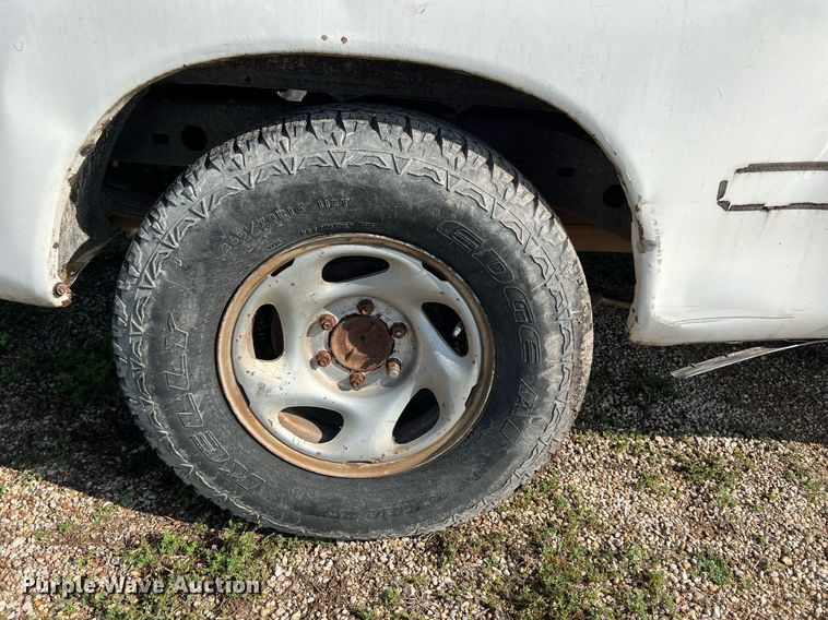 image for item MF9950 2001 Toyota Tundra SR5  Access Cab pickup truck