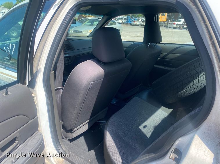 image for item MG9898 2005 Ford Crown Victoria Police Interceptor