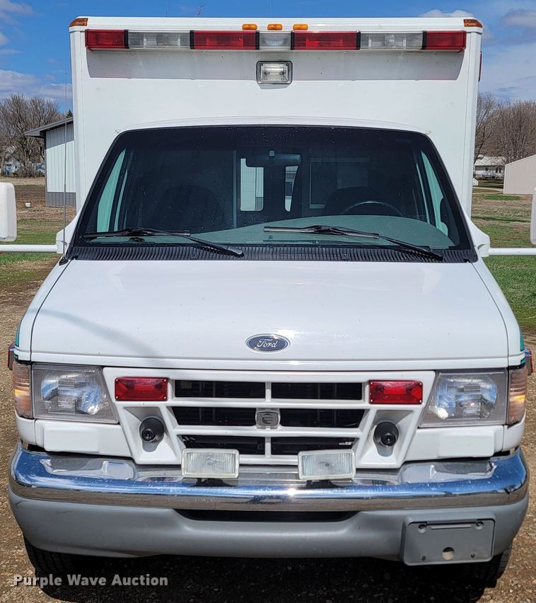 image for item ML9299 2000 Ford E-450 Super Duty  ambulance