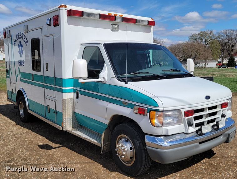 image for item ML9299 2000 Ford E-450 Super Duty  ambulance