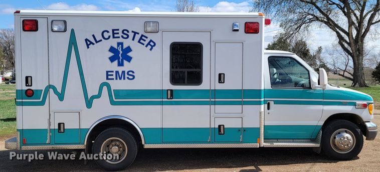 image for item ML9299 2000 Ford E-450 Super Duty  ambulance
