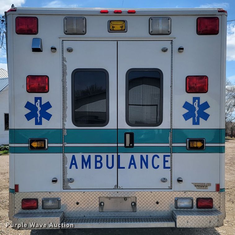 image for item ML9299 2000 Ford E-450 Super Duty  ambulance