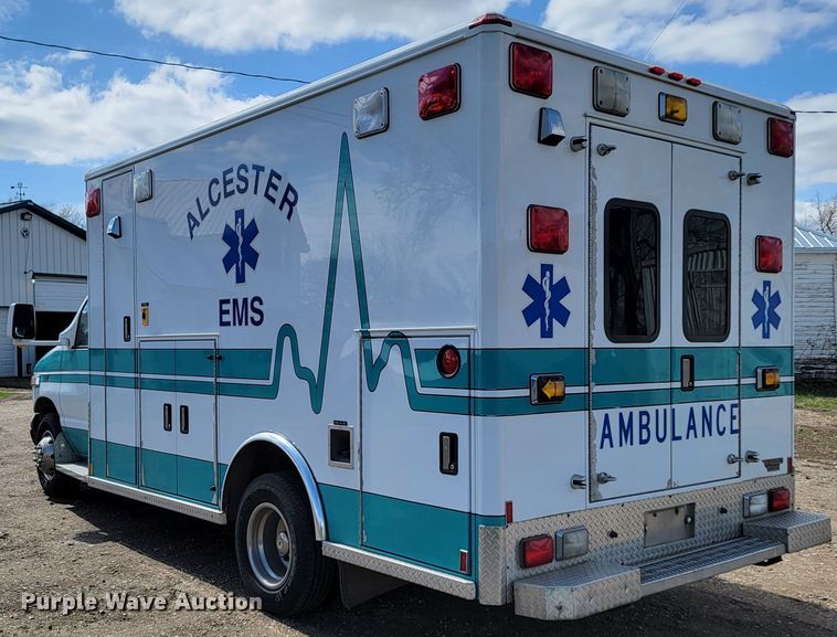image for item ML9299 2000 Ford E-450 Super Duty  ambulance