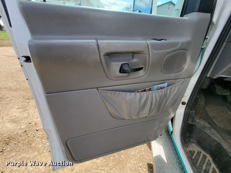 image for item ML9299 2000 Ford E-450 Super Duty  ambulance