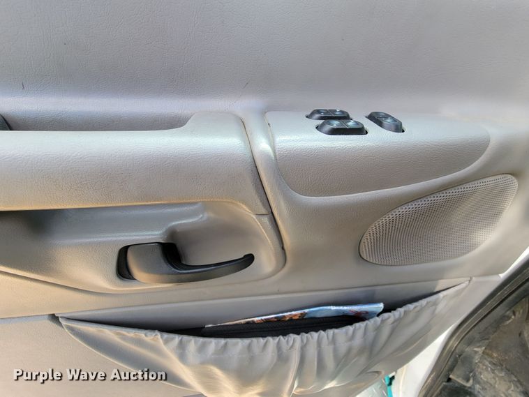 image for item ML9299 2000 Ford E-450 Super Duty  ambulance