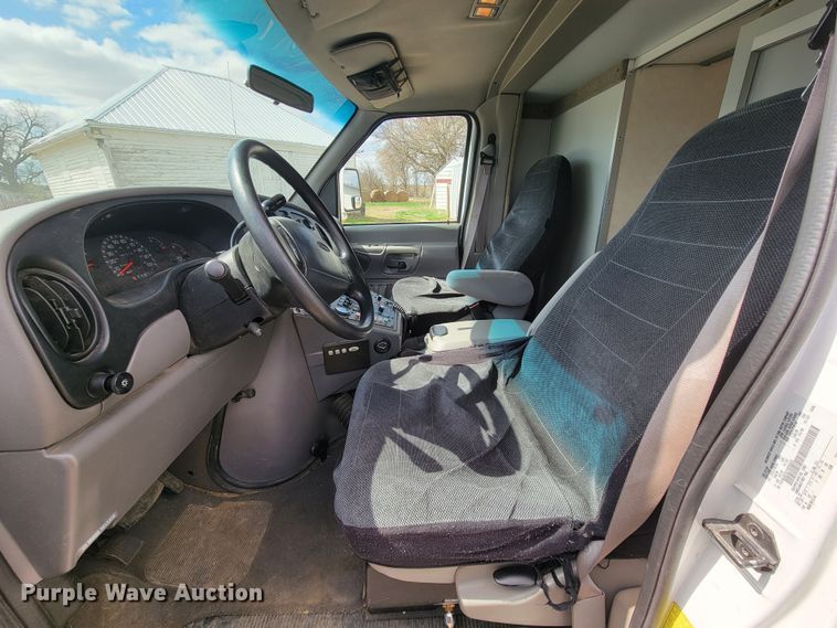 image for item ML9299 2000 Ford E-450 Super Duty  ambulance