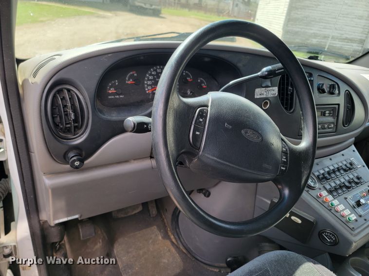 image for item ML9299 2000 Ford E-450 Super Duty  ambulance