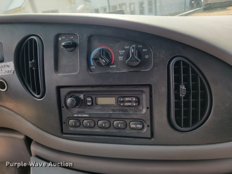 image for item ML9299 2000 Ford E-450 Super Duty  ambulance