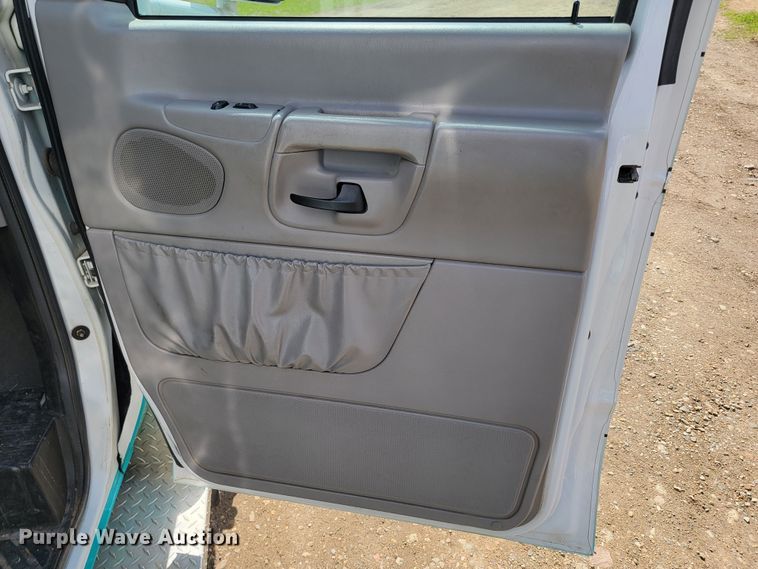 image for item ML9299 2000 Ford E-450 Super Duty  ambulance