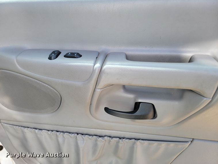 image for item ML9299 2000 Ford E-450 Super Duty  ambulance