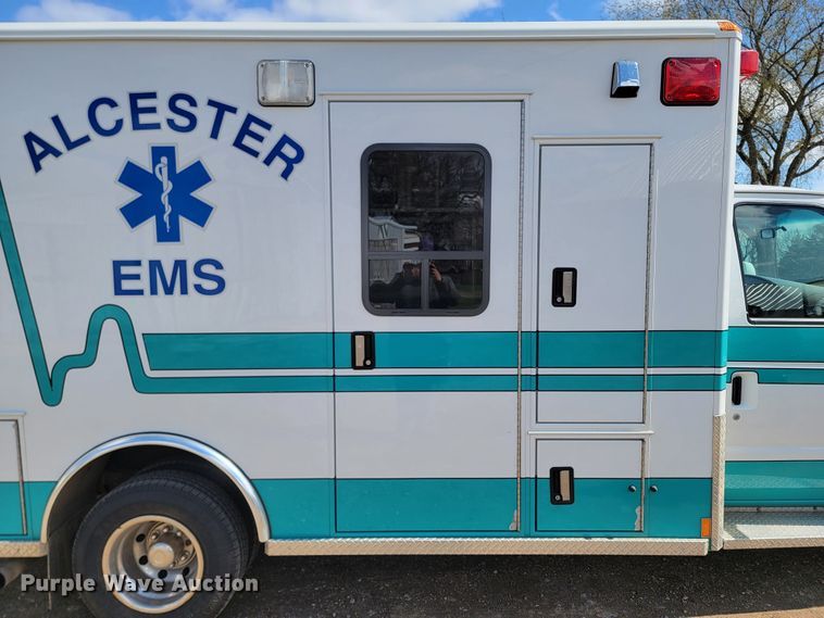 image for item ML9299 2000 Ford E-450 Super Duty  ambulance