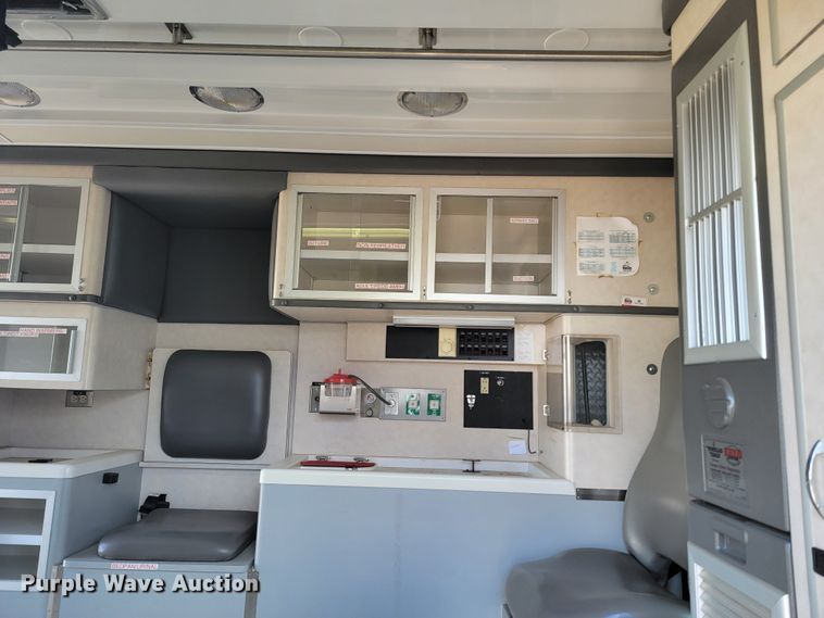 image for item ML9299 2000 Ford E-450 Super Duty  ambulance