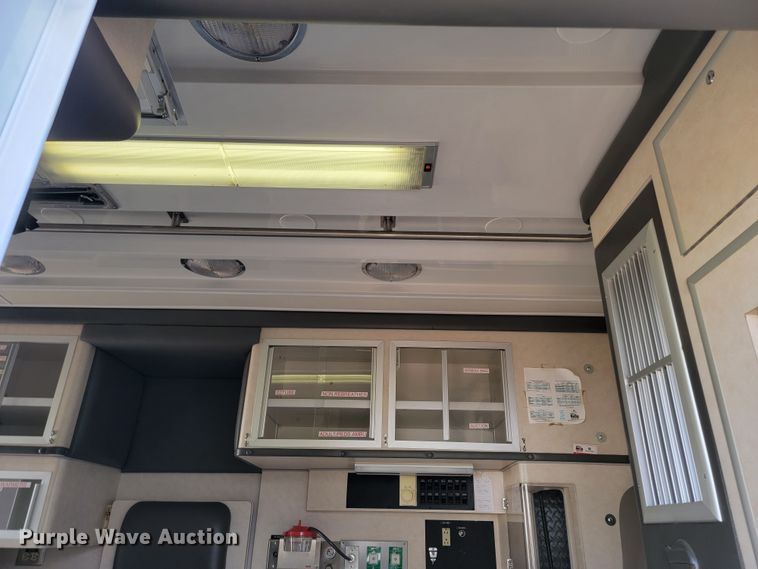 image for item ML9299 2000 Ford E-450 Super Duty  ambulance