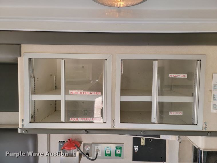 image for item ML9299 2000 Ford E-450 Super Duty  ambulance