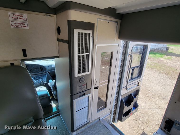 image for item ML9299 2000 Ford E-450 Super Duty  ambulance