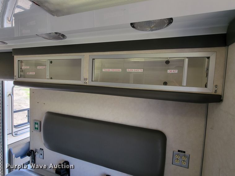 image for item ML9299 2000 Ford E-450 Super Duty  ambulance