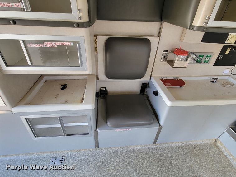 image for item ML9299 2000 Ford E-450 Super Duty  ambulance