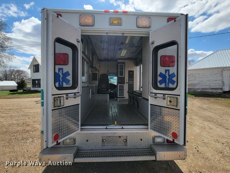 image for item ML9299 2000 Ford E-450 Super Duty  ambulance