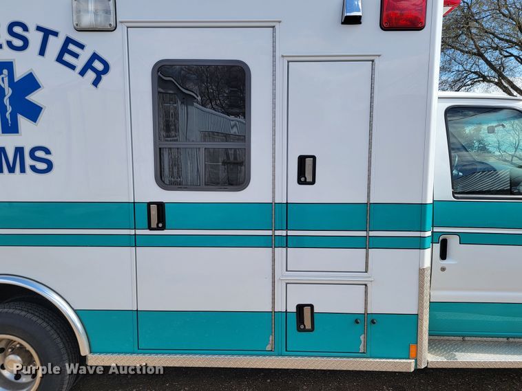 image for item ML9299 2000 Ford E-450 Super Duty  ambulance