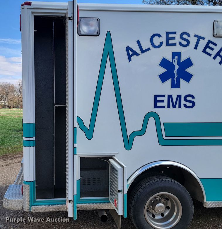 image for item ML9299 2000 Ford E-450 Super Duty  ambulance