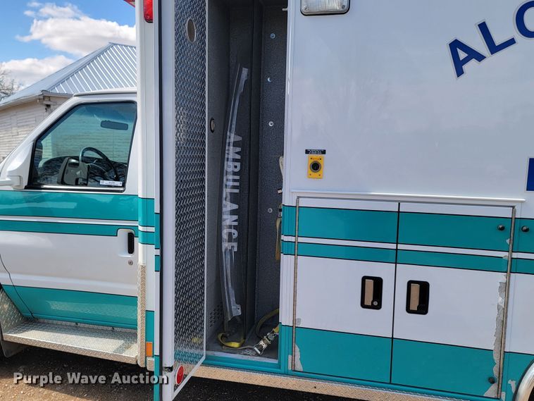 image for item ML9299 2000 Ford E-450 Super Duty  ambulance