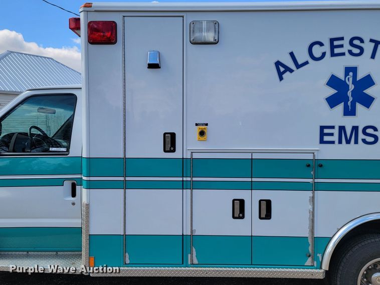 image for item ML9299 2000 Ford E-450 Super Duty  ambulance