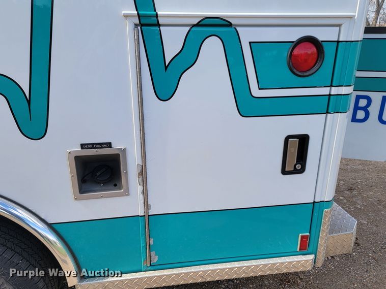 image for item ML9299 2000 Ford E-450 Super Duty  ambulance