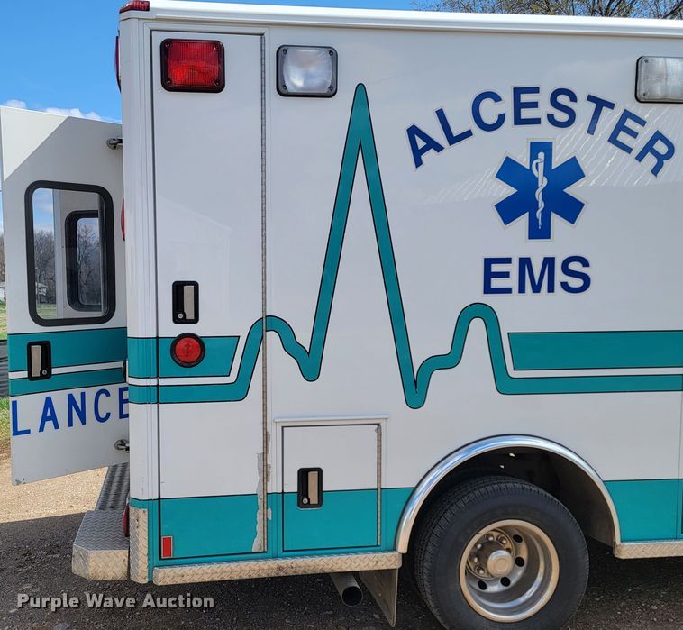 image for item ML9299 2000 Ford E-450 Super Duty  ambulance