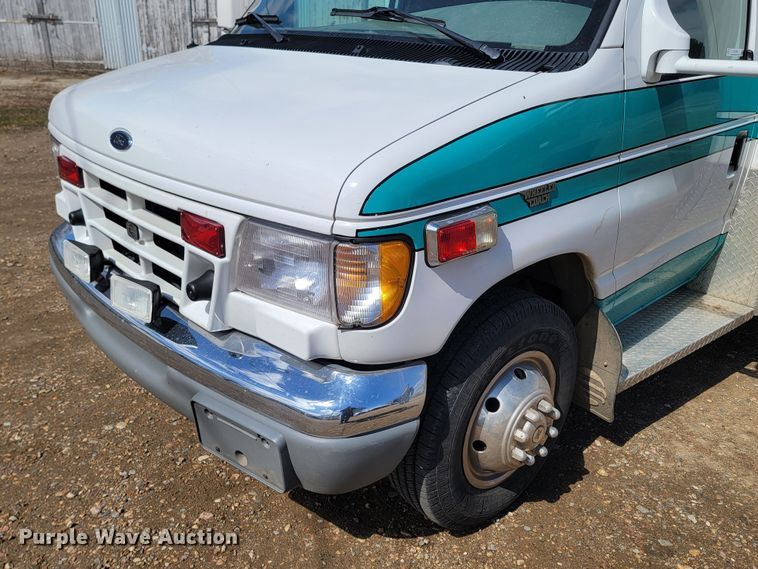 image for item ML9299 2000 Ford E-450 Super Duty  ambulance