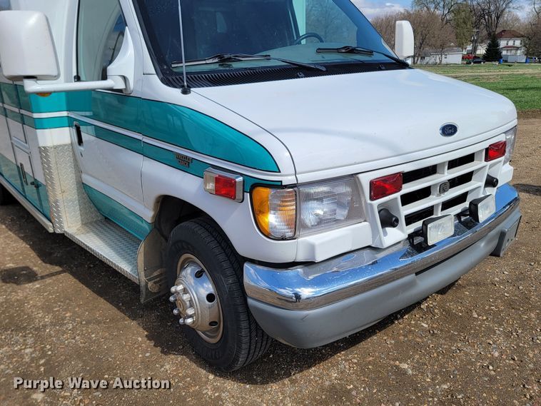 image for item ML9299 2000 Ford E-450 Super Duty  ambulance