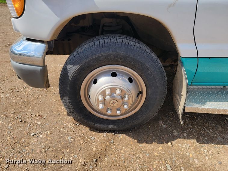 image for item ML9299 2000 Ford E-450 Super Duty  ambulance