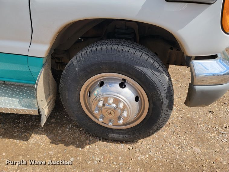 image for item ML9299 2000 Ford E-450 Super Duty  ambulance