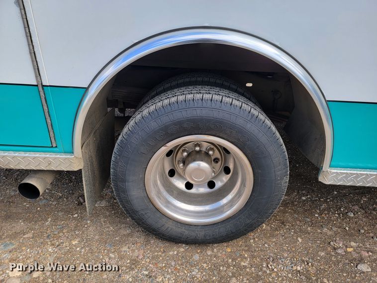 image for item ML9299 2000 Ford E-450 Super Duty  ambulance