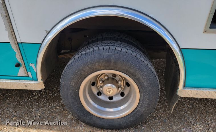 image for item ML9299 2000 Ford E-450 Super Duty  ambulance