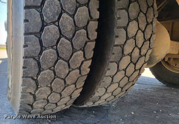 image for item ML9308 2008 International WorkStar 7400  digger derrick truck