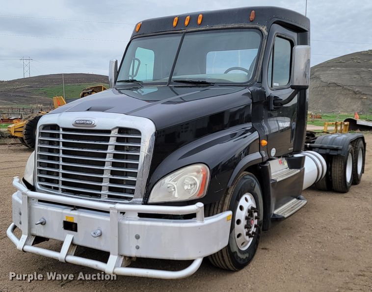image for item ML9339 2009 Freightliner Cascadia 125  semi truck