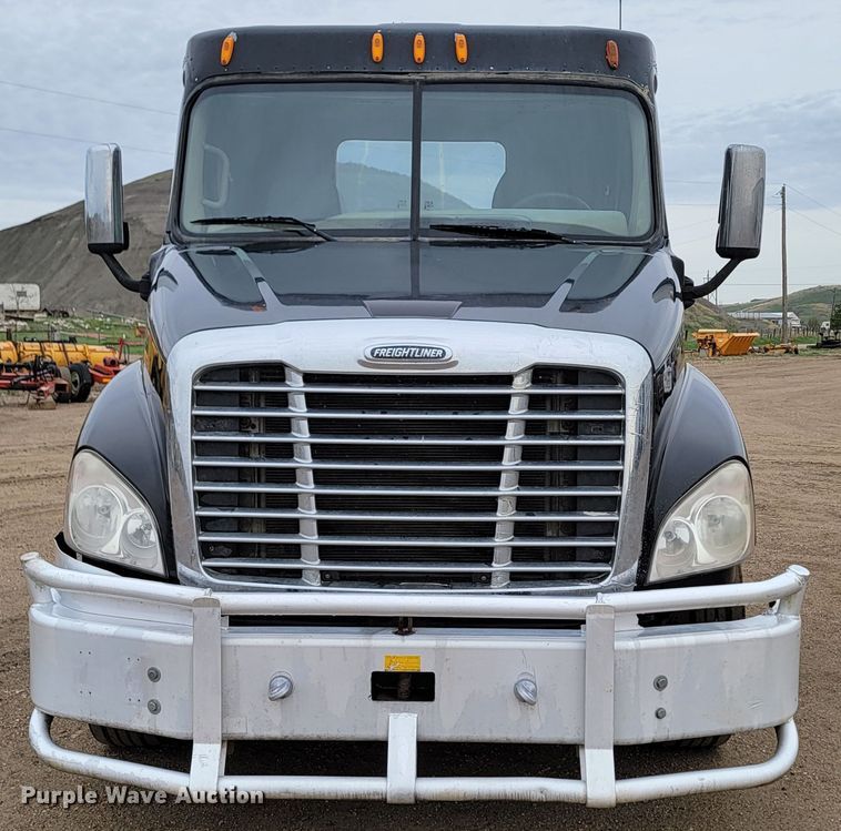image for item ML9339 2009 Freightliner Cascadia 125  semi truck