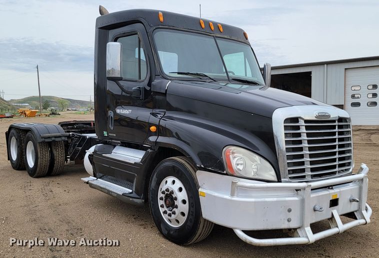 image for item ML9339 2009 Freightliner Cascadia 125  semi truck